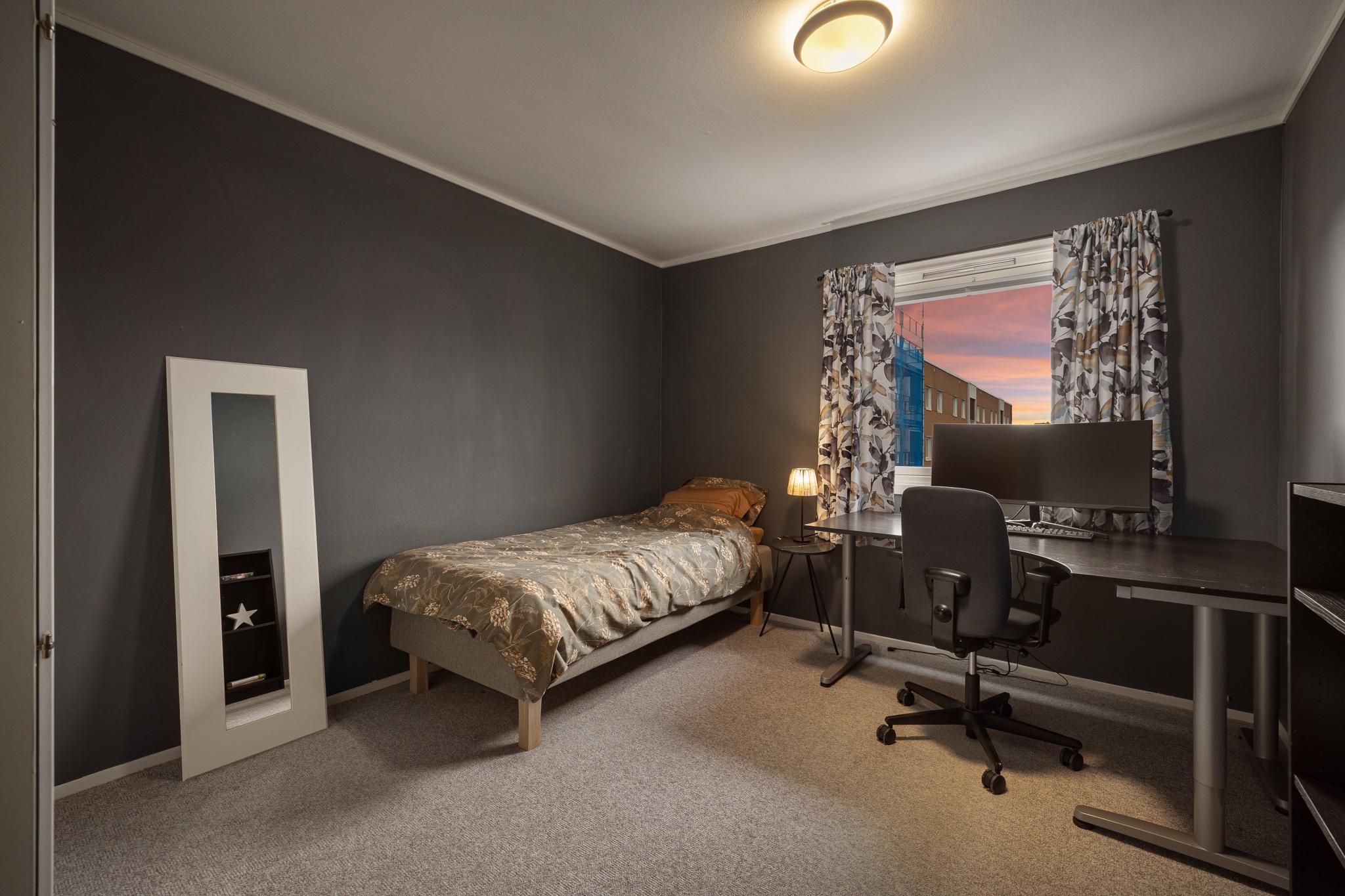 Soverom med inngang fra stue.